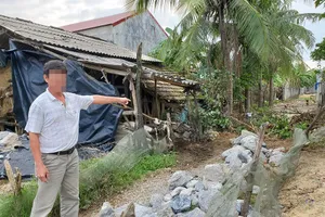 Lối đi chung nối với đường liên thôn của các hộ dân đã bị đổ đá chặn lại. Ảnh: BT