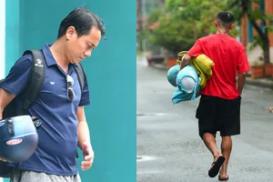 HLV Phùng Thanh Phương và cầu thủ thất thểu rời Thành Long khi cái tên Sài Gòn FC bị xóa sổ. Ảnh: QUỐC AN