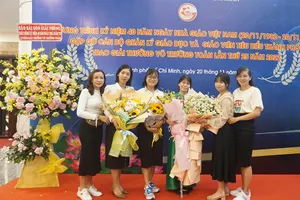 Cô Lê Thị Ngọc Hạnh, Hiệu trưởng Trường Tiểu học Trường Thạnh, TP Thủ Đức, là một trong 50 giáo viên đạt giải thưởng Võ Trường Toản lần thứ 25 năm 2022. Ảnh: N.QUYÊN