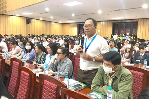 Phát biểu tại hội nghị, đại diện các doanh nghiệp cho biết đang gặp nhiều khó khăn về thủ tục và chậm được hoàn thuế. Ảnh: QUANG HUY