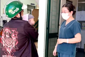 Một phụ huynh đưa con nhỏ tới Trạm Y tế phường Bình Hưng Hòa B, quận Bình Tân uống vitamin A nhưng không có. Ảnh: TRẦN NGỌC