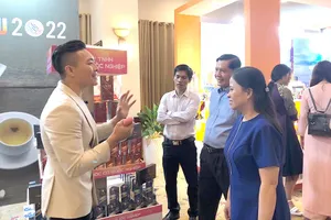 Khách hàng đang tìm hiểu về sản phẩm xuất khẩu mang thương hiệu Việt tại diễn đàn. Ảnh: QH