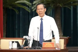 Chủ tịch UBND TP.HCM Phan Văn Mãi trả lời chất vấn của đại biểu HĐND TP vào chiều 8-12. Ảnh: BẢO PHƯƠNG