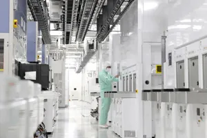 Một dây chuyền sản xuất chip bán dẫn của Công ty công nghệ liên doanh Mỹ - Nhật Kioxia ở Trung Quốc hồi tháng 9. Ảnh: AFP