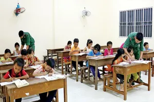 Các chiến sĩ Đồn biên phòng Tuyên Bình lên lớp giảng dạy các em tại lớp học tình thương. Ảnh: CTV