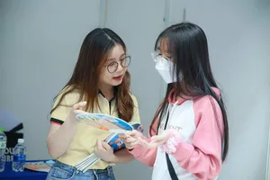 Sinh viên Trường ĐH Mở TP.HCM tìm hiểu và ứng tuyển các việc làm bán thời gian ngay tại trường. Ảnh: LÊ MỸ