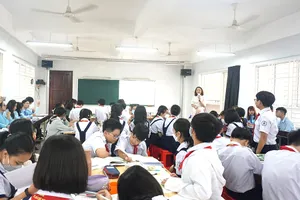 Sinh viên ngành lịch sử - địa lý Trường ĐH Sư phạm TP.HCM dự giờ môn lịch sử và địa lý của học sinh Trường THPT chuyên Trần Đại Nghĩa (quận 1).Ảnh: NGUYỄN QUYÊN