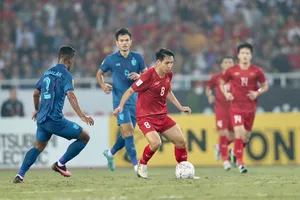 Hùng Dũng, Hoàng Đức đều có thiên hướng tấn công trong khi hàng tiền vệ Việt Nam thiếu một mẫu tiền vệ quét thực thụ để dọn dẹp ở giữa sân. Ảnh: HẢI THỊNH