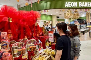 Các hệ thống bán lẻ tăng nguồn hàng, khuyến mãi, kéo dài thời gian phục vụ trong dịp tết. Ảnh: TÚ UYÊN