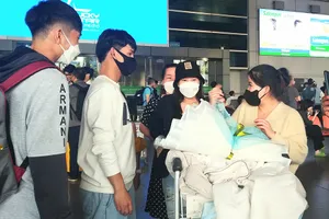 Gia đình anh Lê Văn Đức, quê Tây Ninh, vui mừng đón con từ Hàn Quốc về quê đón tết sau hai năm xa cách. Ảnh: P.ĐIỀN