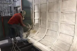 Công nhân thi công lớp chống ồn cho một công trình. Ảnh: HUỲNH BẢO TOÀN