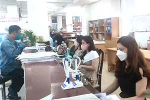 Người lao động đến cơ quan BHXH TP.HCM để làm các thủ tục liên quan đến BHXH. Ảnh: NGUYỄN HIỀN