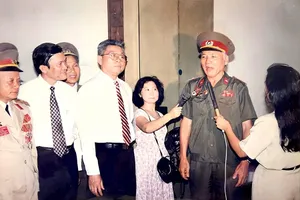 Đại tá Bùi Văn Tùng (mặc quân phục) cùng nguyên Chủ tịch nước Trương Tấn Sang (thứ hai từ trái sang) khi này còn là bí thư Thành ủy TP.HCM trả lời phỏng vấn báo chí. (Ảnh do gia đình cung cấp)