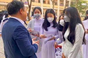 Thí sinh tìm hiểu và trao đổi với đại diện Trường ĐH Ngân hàng TP.HCM về thông tin tuyển sinh năm 2023. Ảnh: ANH VŨ