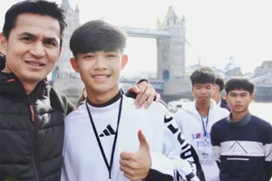 Dom và HLV Kiatisak, người nhận các em làm học trò và giúp các em phát triển bóng đá từ quỹ phi lợi nhuận mang tên Zico Thái. Ảnh: GETTY IMAGES