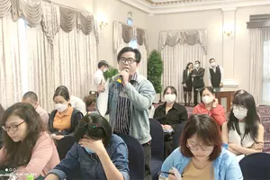 Doanh nghiệp đặt câu hỏi liên quan đến chế độ, chính sách về BHXH trong buổi đối thoại. Ảnh: NGUYỄN HIỀN