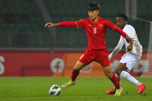 Văn Trường (8), người ghi bàn thắng quyết định ở những phút cuối hạ U-20 Qatar 2-1. Ảnh: VFF