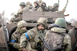 Binh sĩ Ukraine trên một con đường bên ngoài TP Bakhmut thuộc tỉnh Donetsk, miền Đông Ukraine ngày 6-3. Ảnh: AP