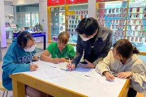 Những thuê bao chưa chuẩn hóa thông tin sẽ bị khóa một chiều (gọi đi) sau ngày 31-3. Ảnh: T.HÀ