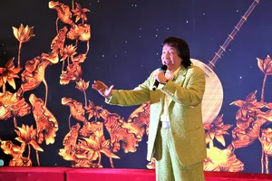 Nghệ sĩ nhân dân Minh Vương tỏ lòng biết ơn người hiến thận qua ca từ bài cải lương. Ảnh: THẢO PHƯƠNG