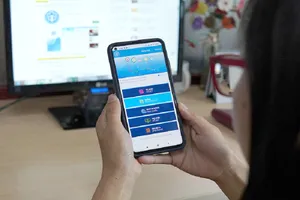 Người tham gia BHXH sử dụng ứng dụng VssID để xem quá trình tham gia BHXH. Ảnh: NGUYỄN HIỀN