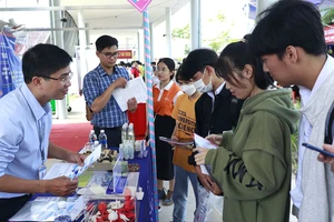 Thí sinh tìm hiểu thông tin tuyển sinh vào Trường ĐH Khoa học tự nhiên (ĐH Quốc gia TP.HCM). Ảnh: CTV