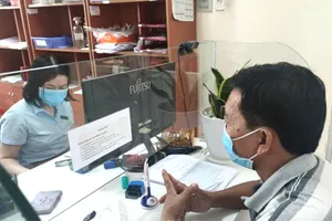 Người dân đến cơ quan BHXH quận 12, TP.HCM làm thủ tục nhận BHXH một lần. Ảnh: NGUYỄN HIỀN