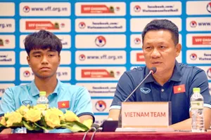 Thầy trò HLV Nguyễn Quốc Tuấn sau khi U-17 VN đánh bại U-17 Thái Lan ở vòng loại. Ảnh: DÂN TRÍ