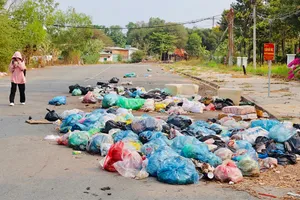 Mặc dù có biển cấm xả rác nhưng rác vẫn được vô tư xả đầy mặt đường. Ảnh chụp ở khu phố 6, phường Linh Trung. Ảnh: TRẦN MINH