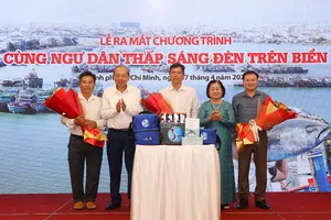 Lễ ra mắt chương trình “Cùng ngư dân thắp sáng đèn trên biển” nhận được nhiều sự quan tâm tích cực của bạn đọc. Ảnh: HOÀNG GIANG