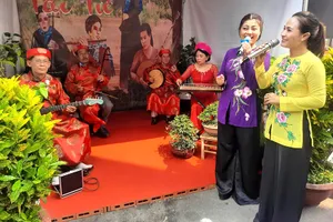 Về Hóc Môn trồng rau liếp, nghe đờn ca tài tử