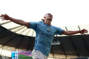 HLV Pep Guardiola muốn Haaland bay cao, bay xa hơn nữa thay vì sớm lập kỷ lục cá nhân. Ảnh: REUTERS