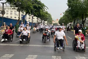 Đi bộ vì người khuyết tật với sự tham dự của hơn 1.000 người thuộc các thành phần hưởng ứng chương trình. Ảnh: BTT