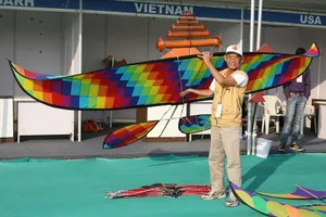 Nghệ nhân Nguyễn Thanh Vân bên cạnh con diều của mình Ảnh: NVCC