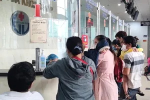 Người dân đến đăng ký khám chữa bệnh tại BV quận Gò Vấp. Ảnh: NGUYỄN HIỀN