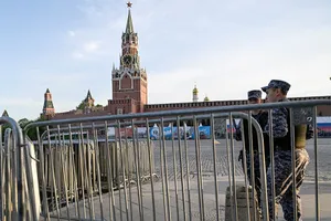 Lực lượng an ninh Nga tuần tra xung quanh điện Kremlin ngày 4-5. Ảnh: AFP