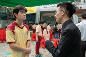 Thí sinh tìm hiểu thông tin xét tuyển vào các trường ĐH ở TP.HCM năm 2023. Ảnh: THÁI SƠN