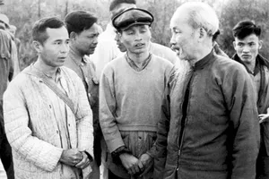 Chủ tịch Hồ Chí Minh nói chuyện với các đồng chí lãnh đạo xã và Ban chủ nhiệm Hợp tác xã Nông nghiệp thôn Lạc Trung, xã Bình Dương, huyện Vĩnh Tường (Vĩnh Phúc) về công tác quy hoạch ruộng đất vào ngày 25-1-1961. Ảnh: Tư liệu