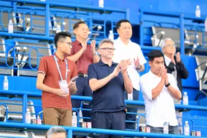 HLV Troussier cùng các trợ lý đi khắp các sân bóng để tìm kiếm và thẩm định phong độ của các cầu thủ. Ảnh: ANH PHƯƠNG