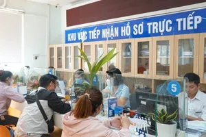 Người dân đang làm thủ tục tại cơ quan BHXH. Ảnh minh họa: PHÚ PHONG