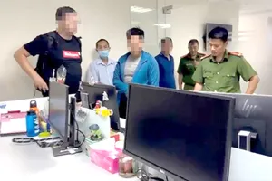 Cơ quan công an khám xét nơi làm việc của một công ty tại quận 1, TP.HCM hoạt động tín dụng đen. Ảnh: CA