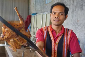 Anh Ksor Plít, chủ quán Cơm lam gà nướng Plít. Ảnh: LÊ KIẾN