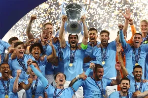 Man. City hoàn tất cú ăn ba với chiếc cúp Champions League. Ảnh: REUTERS