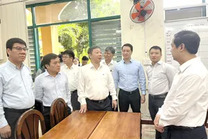 Phó Chủ tịch UBND TP.HCM Dương Anh Đức (thứ ba từ trái qua) báo cáo công tác chuẩn bị kỳ thi tốt nghiệp THPT với Bộ trưởng Bộ GD&ĐT Nguyễn Kim Sơn (bìa phải). Ảnh: NGUYỄN QUYÊN