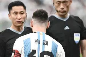 Messi trong trận giao hữu với Úc tại Trung Quốc và ra sân với cái tên Méi-Xĩ phiên âm theo tiếng Hoa trên lưng áo. Ảnh: GETTY IMAGES