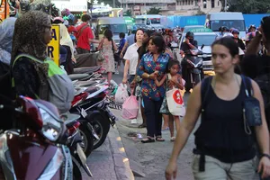 Vỉa hè bị trưng dụng để xe máy, người đi bộ phải đi xuống lòng đường ở trung tâm TP.HCM . Ảnh: HOÀNG GIANG