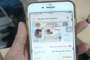 Chị A đang kiểm tra thông tin cư trú trên ứng dụng VNeID. Ảnh: NGUYỄN HIỀN
