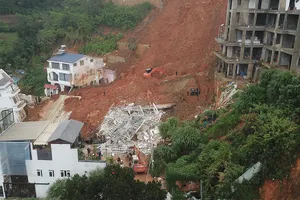 Hiện trường vụ sạt lở vùi lấp bảy người làm hai nạn nhân tử vong. Ảnh: H.NGHĨA