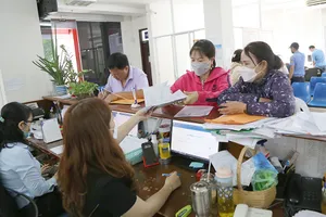 Người dân đến làm thủ tục BHXH tại cơ quan BHXH TP.HCM. Ảnh: HOÀNG GIANG