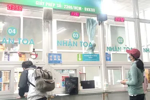 Người dân đến khám chữa bệnh tại BV Bình Dân. Ảnh: NGUYỄN HIỀN